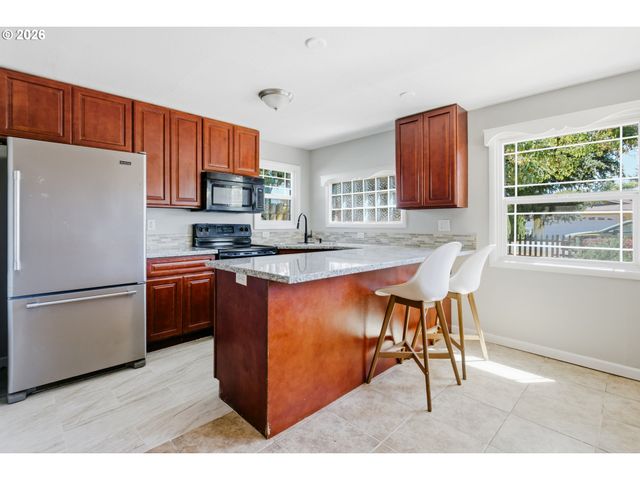 2415 Se 84TH Ave, Portland, OR 97216