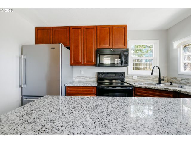2415 Se 84TH Ave, Portland, OR 97216