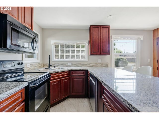 2415 Se 84TH Ave, Portland, OR 97216