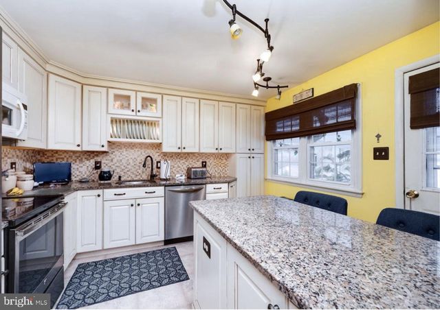 21 HEARTHSTONE DR, Reading, PA 19606