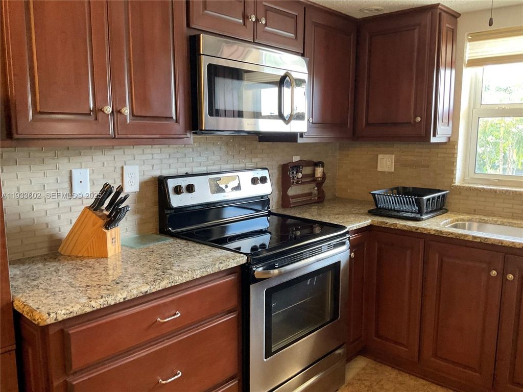 100 SE 6th Ave 203, Pompano Beach, FL 33060