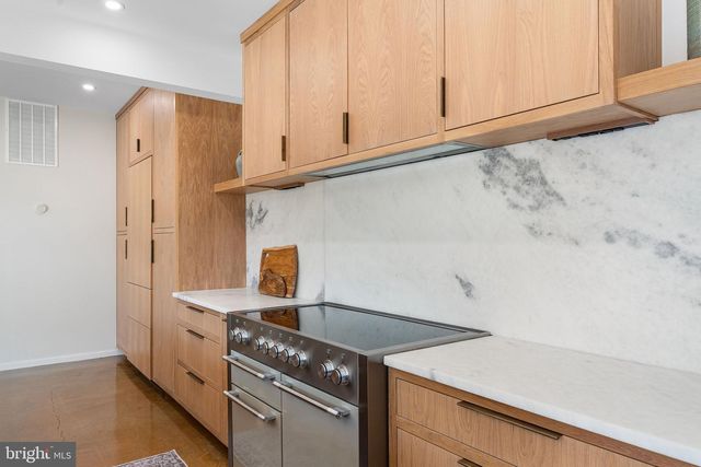 21 OVERBECK ALLEY NE, Washington, DC 20002