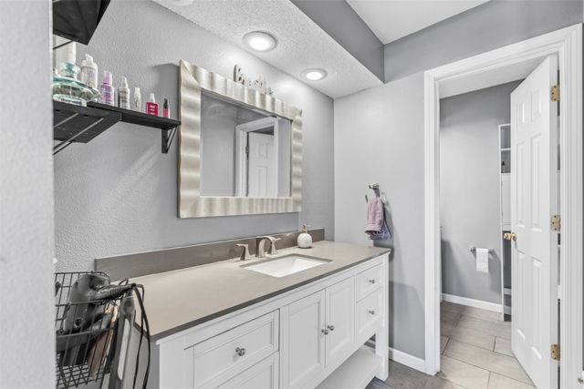 10016 Valdez Drive, Urbandale, IA 50322