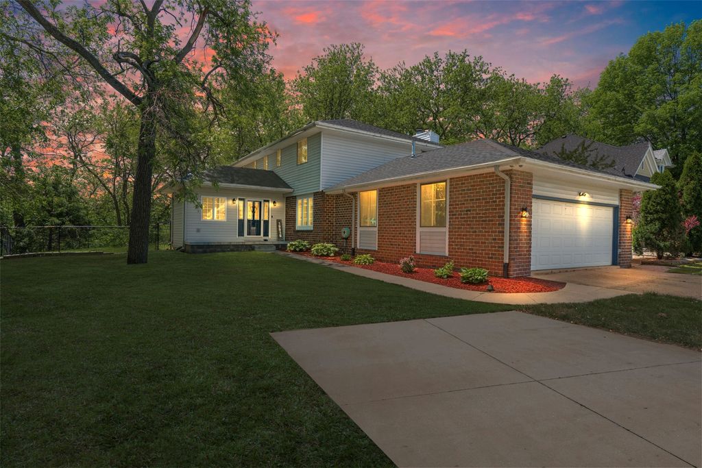 10016 Valdez Drive, Urbandale, IA 50322