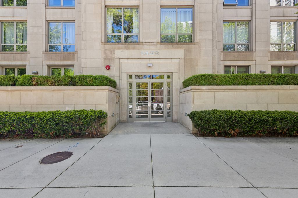 Image 1 of property listing at 1422 N La Salle Drive 104, Chicago, IL 60610
