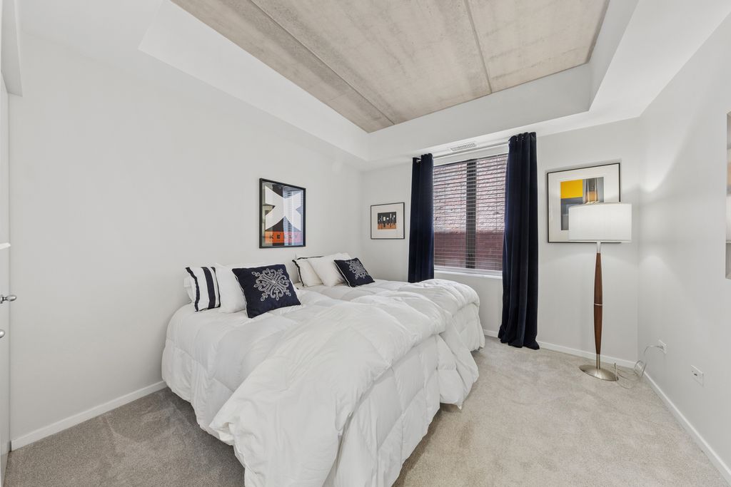 Image 11 of property listing at 1422 N La Salle Drive 104, Chicago, IL 60610