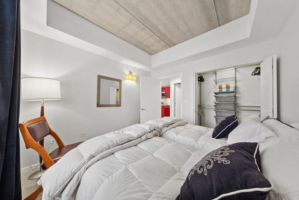 Image 12 of property listing at 1422 N La Salle Drive 104, Chicago, IL 60610