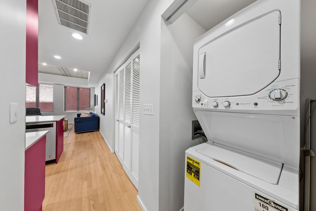 Image 14 of property listing at 1422 N La Salle Drive 104, Chicago, IL 60610