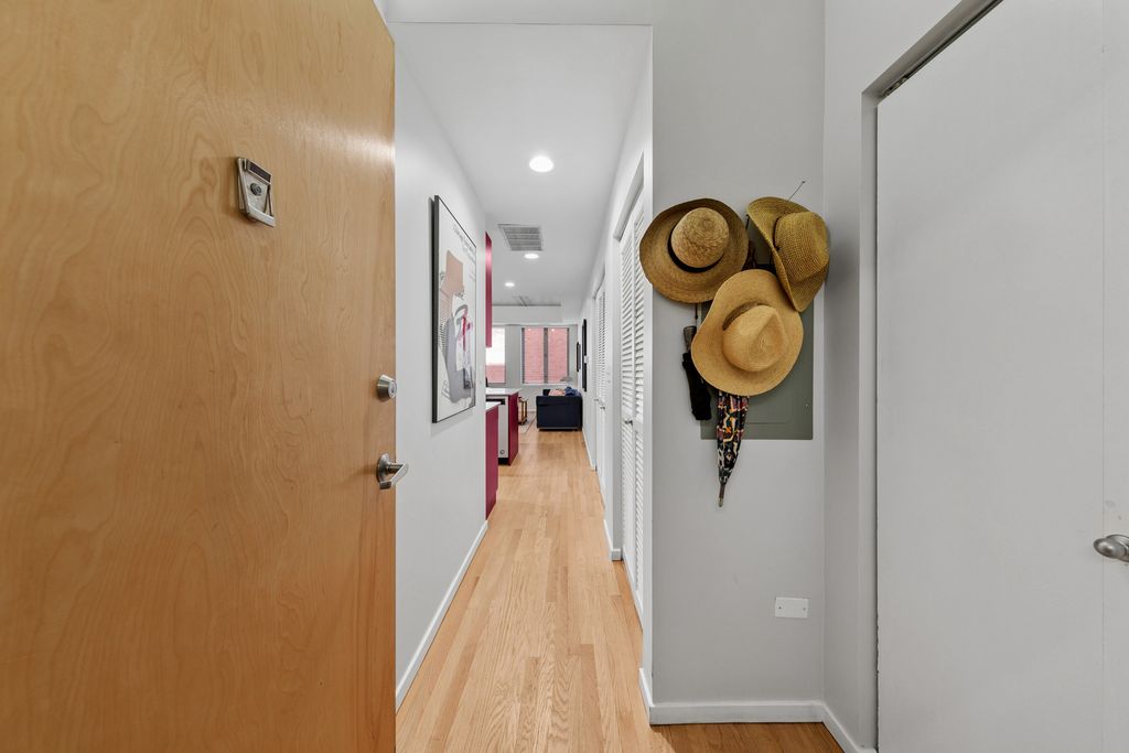 Image 15 of property listing at 1422 N La Salle Drive 104, Chicago, IL 60610