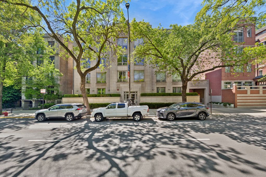 Image 16 of property listing at 1422 N La Salle Drive 104, Chicago, IL 60610