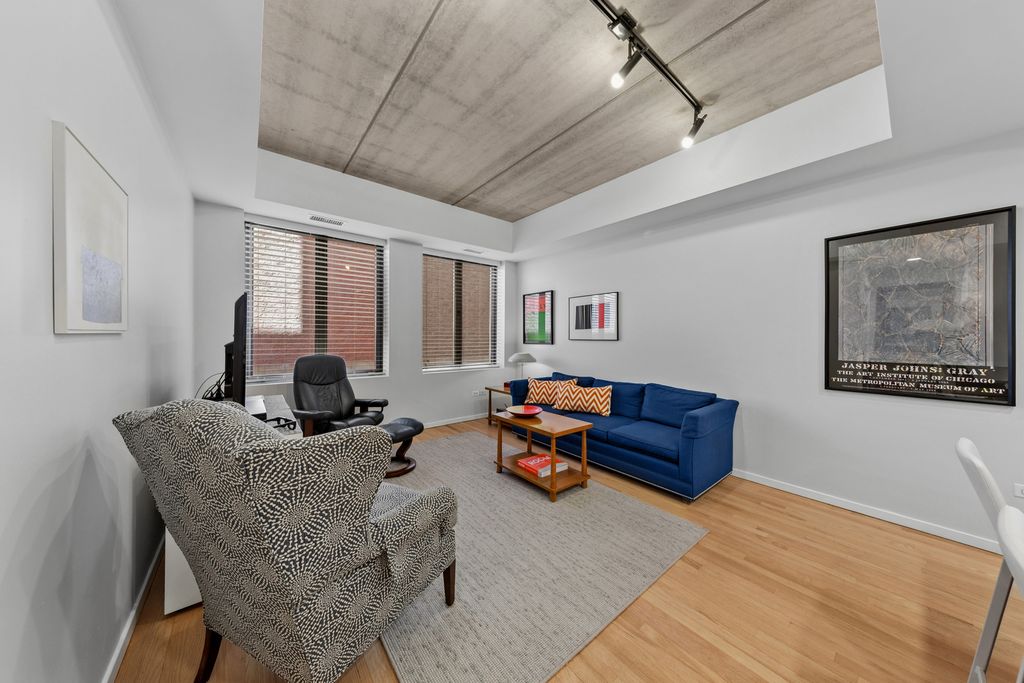 Image 3 of property listing at 1422 N La Salle Drive 104, Chicago, IL 60610