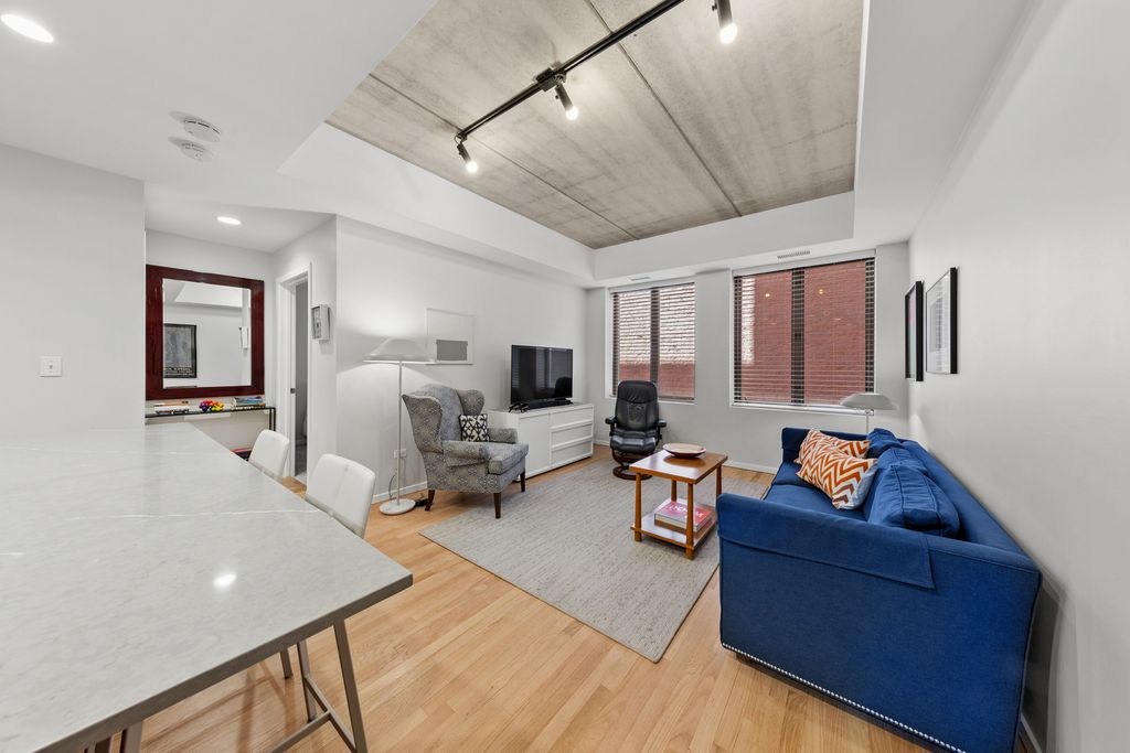 Image 4 of property listing at 1422 N La Salle Drive 104, Chicago, IL 60610