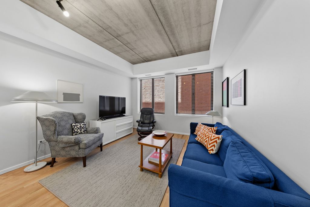 Image 5 of property listing at 1422 N La Salle Drive 104, Chicago, IL 60610