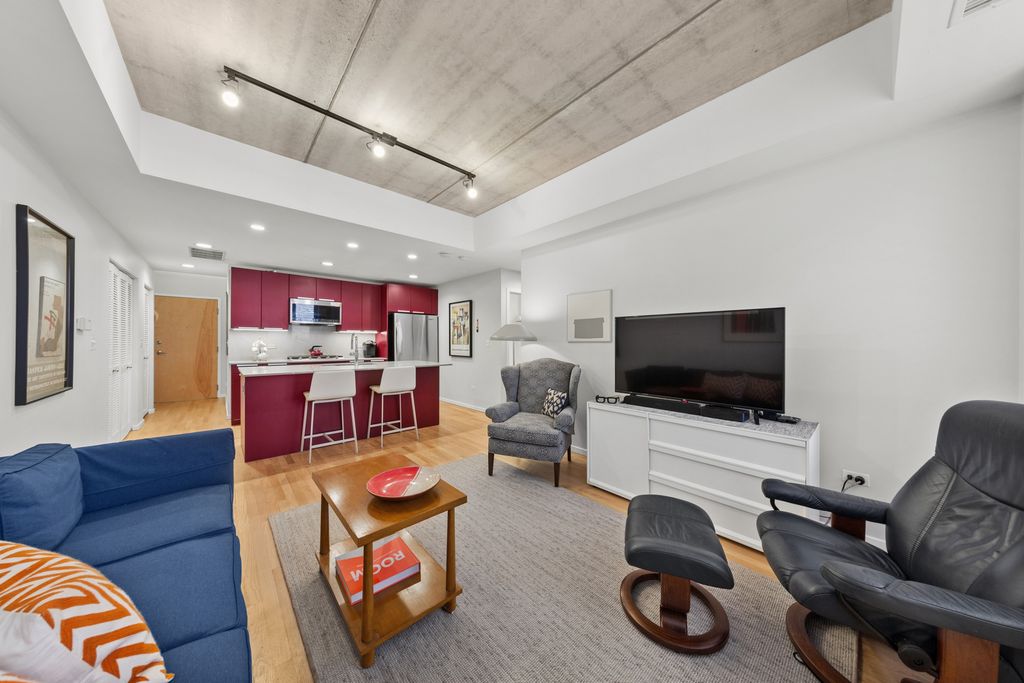 Image 6 of property listing at 1422 N La Salle Drive 104, Chicago, IL 60610