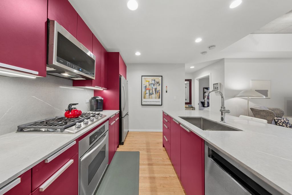 Image 7 of property listing at 1422 N La Salle Drive 104, Chicago, IL 60610