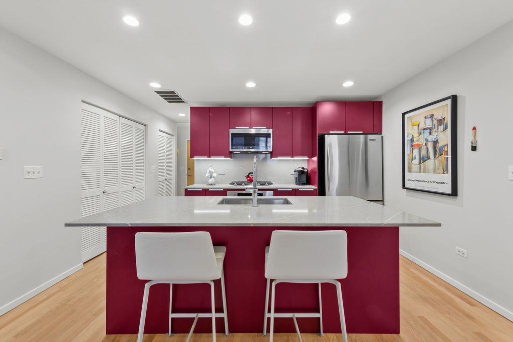 Image 8 of property listing at 1422 N La Salle Drive 104, Chicago, IL 60610