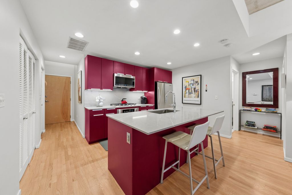 Image 9 of property listing at 1422 N La Salle Drive 104, Chicago, IL 60610