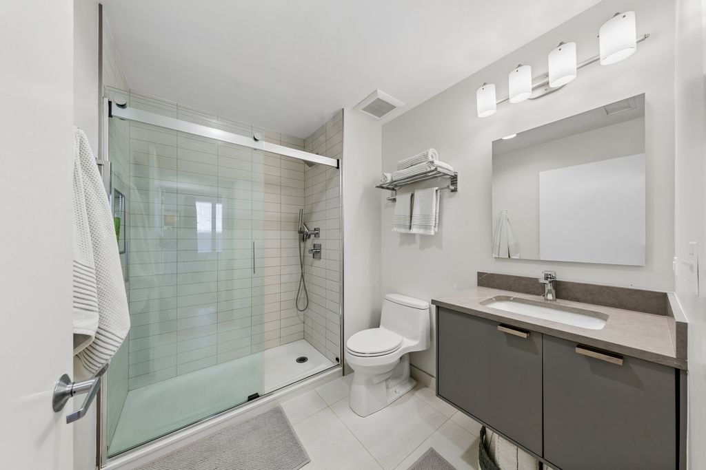 Image 10 of property listing at 1422 N La Salle Drive 104, Chicago, IL 60610