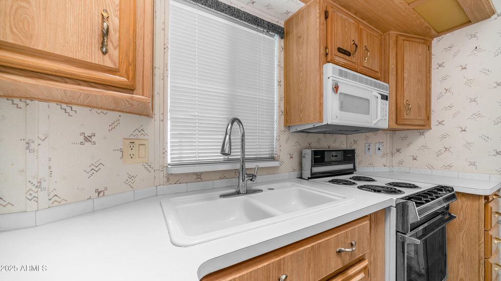 Image 14 of property listing at 932 NICKEL Drive 932, Apache Junction, AZ 85119