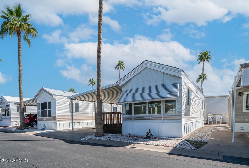 Image 4 of property listing at 932 NICKEL Drive 932, Apache Junction, AZ 85119