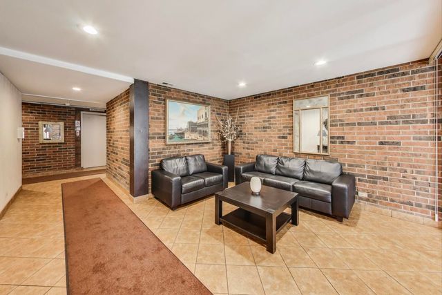 9395 Landings Lane 401, Des Plaines, IL 60016