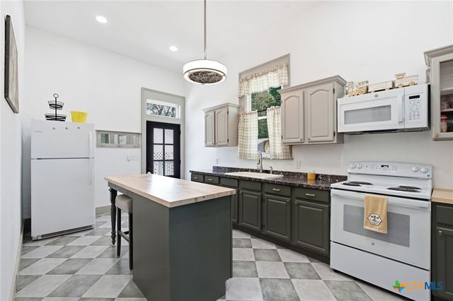 1500 Fleming Drive, Seguin, TX 78155
