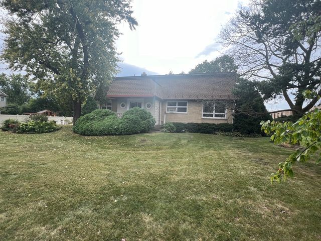288 Middaugh Road, Clarendon Hills, IL 60514