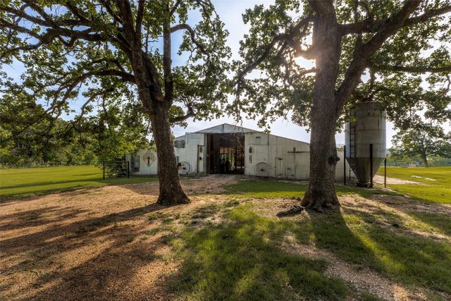1955 County Road 2980, Windom, TX 75492