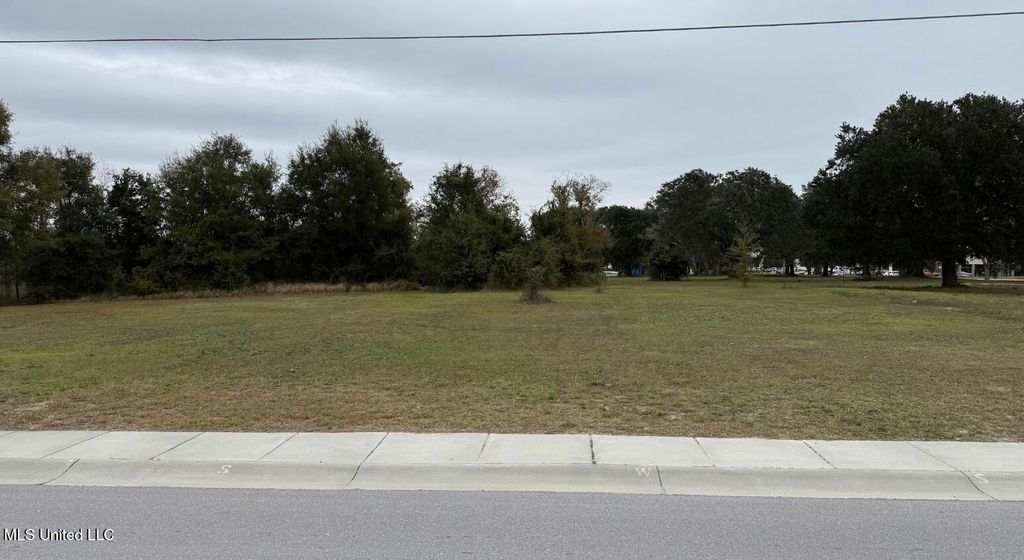 178 Pine Street, Biloxi, MS 39530