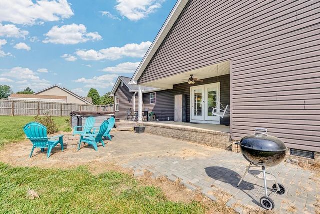 610 N McBroom Chapel Rd, Cookeville, TN 38501