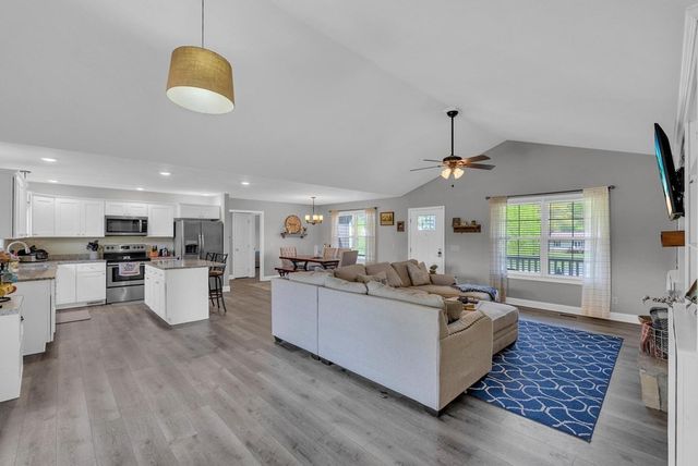 610 N McBroom Chapel Rd, Cookeville, TN 38501