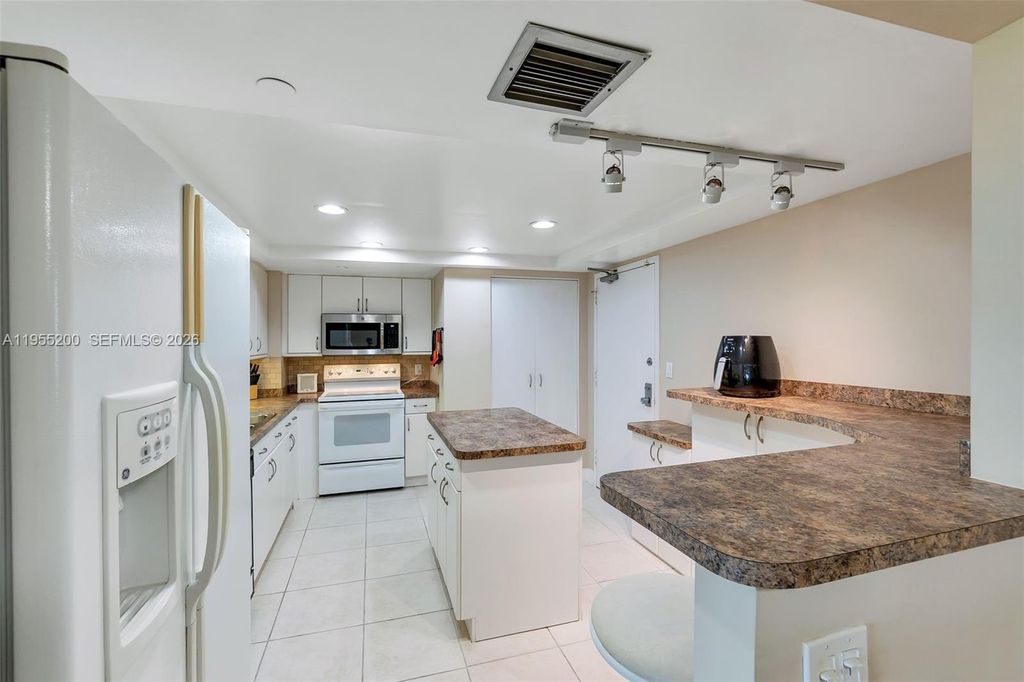 Image 9 of property listing at 3200 Port Royale Dr N 1111, Fort Lauderdale, FL 33308