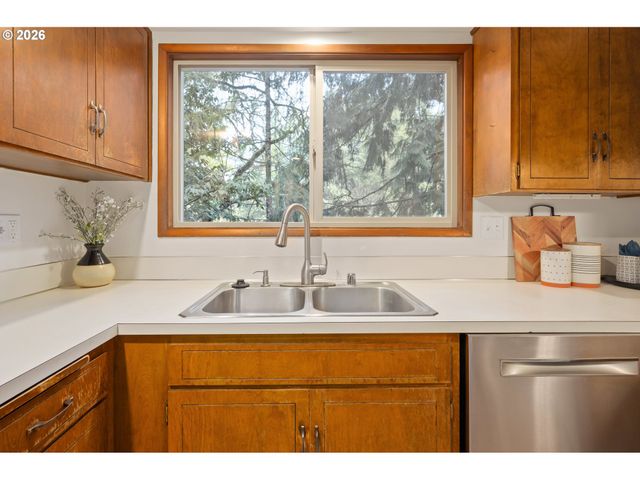 765 SPRAGUE St, Eugene, OR 97405