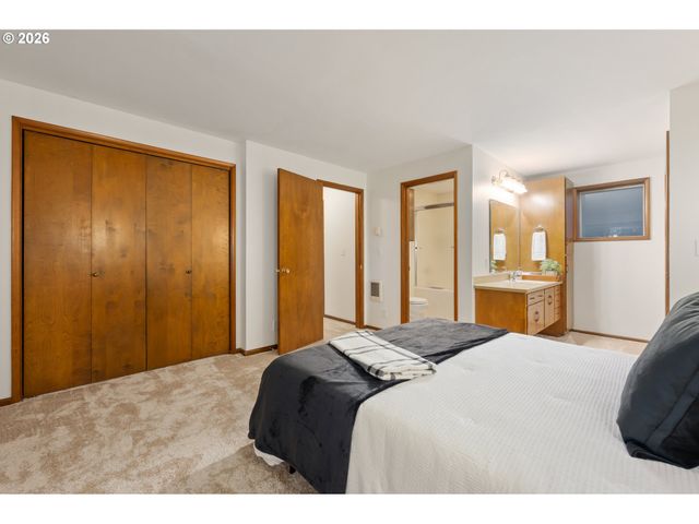 765 SPRAGUE St, Eugene, OR 97405