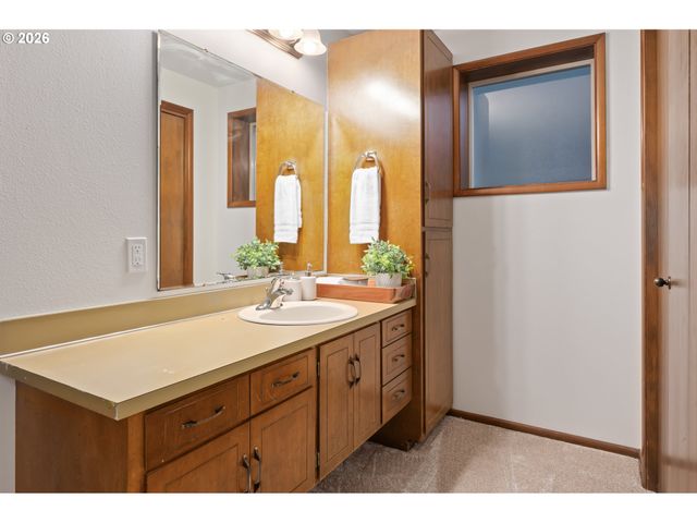 765 SPRAGUE St, Eugene, OR 97405