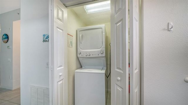 8375 GLENROSE WAY 211, Sarasota, FL 34238