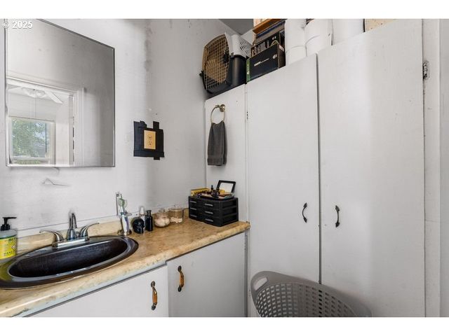 214 N PEACH St, Medford, OR 97501