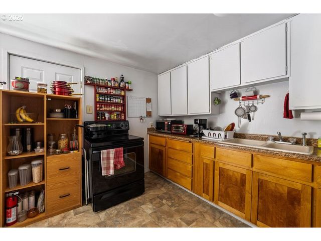 214 N PEACH St, Medford, OR 97501