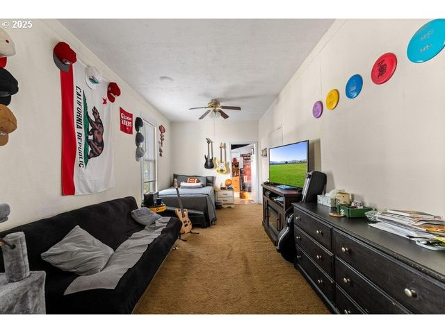 214 N PEACH St, Medford, OR 97501