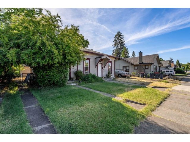 214 N PEACH St, Medford, OR 97501