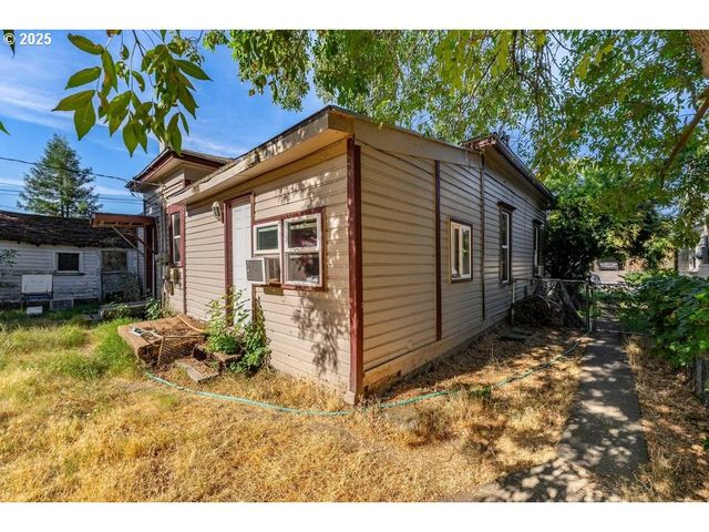 214 N PEACH St, Medford, OR 97501