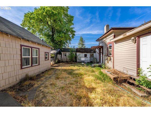 214 N PEACH St, Medford, OR 97501