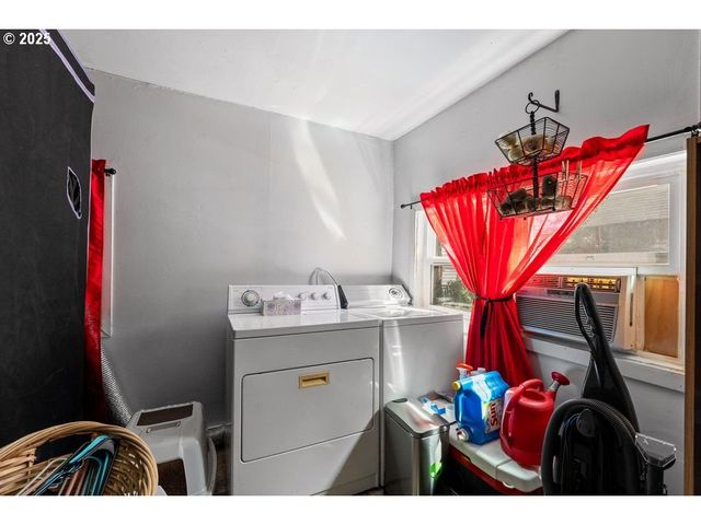 214 N PEACH St, Medford, OR 97501