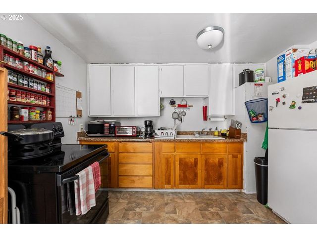 214 N PEACH St, Medford, OR 97501