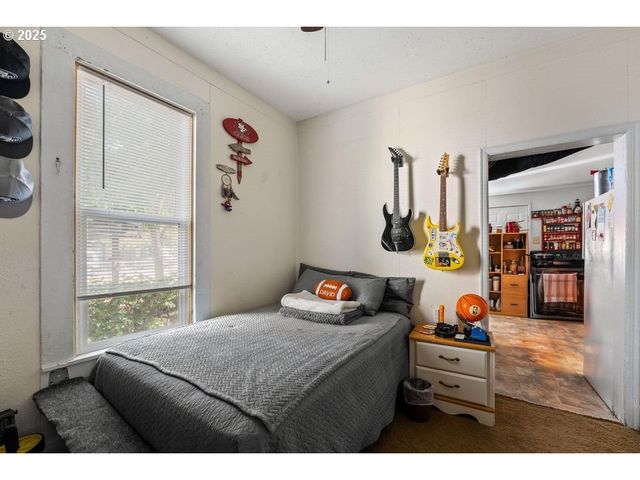 214 N PEACH St, Medford, OR 97501