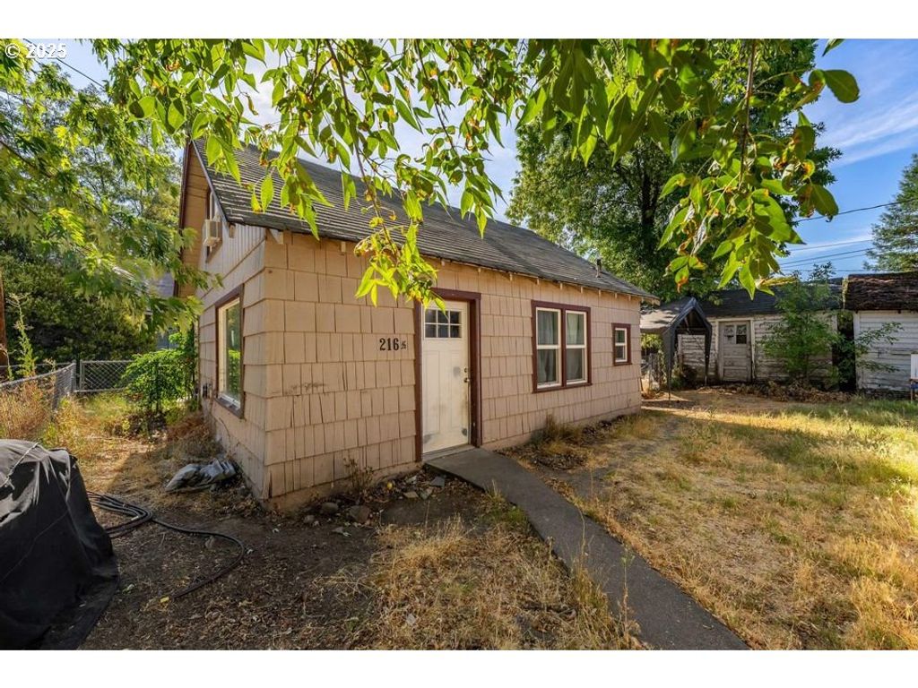 214 N PEACH St, Medford, OR 97501