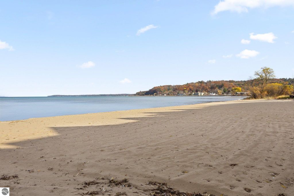 Image 2 of property listing at 2305 N US31 # 203, Traverse City, MI 49686