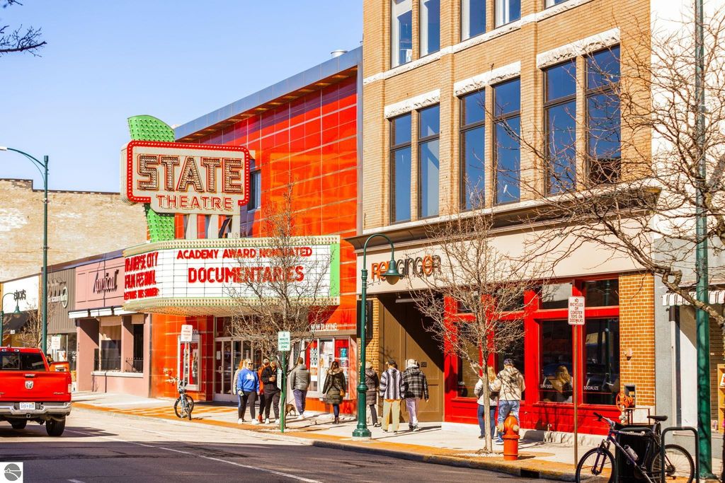 Image 34 of property listing at 2305 N US31 # 203, Traverse City, MI 49686