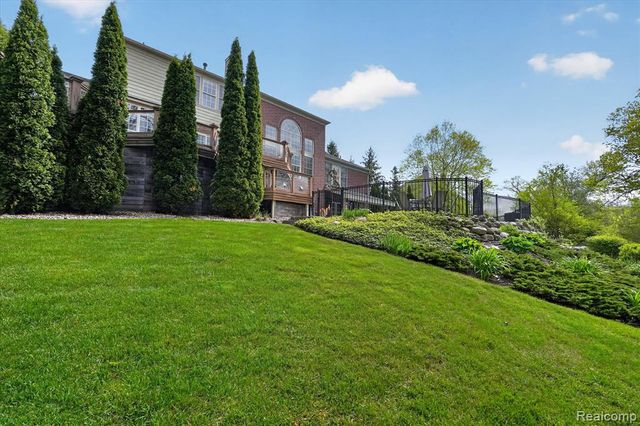 9074 Ridgefield Drive, Brighton, MI 48114