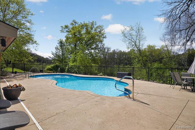 9074 Ridgefield Drive, Brighton, MI 48114